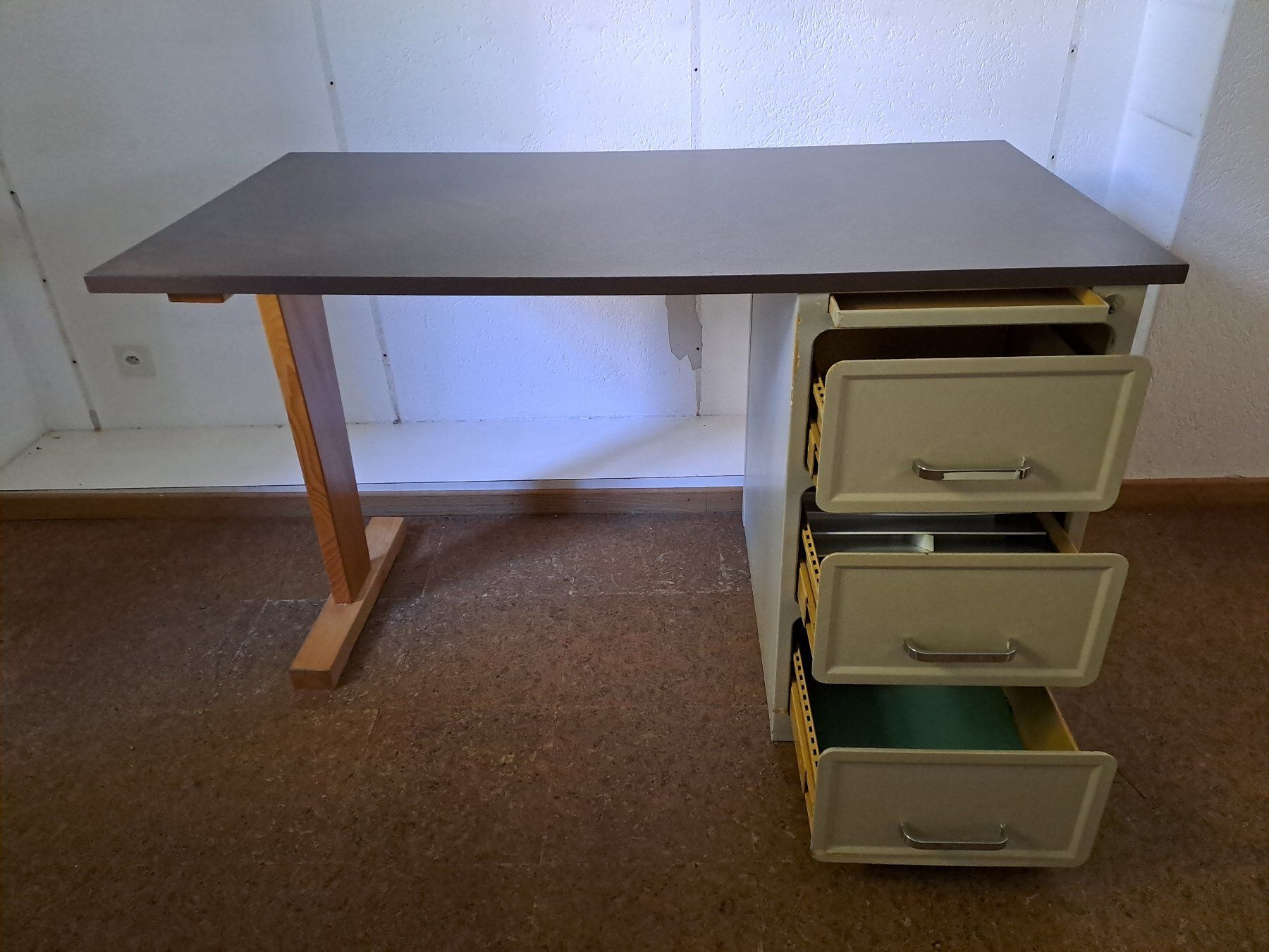 Scrivanie: Schreibtisch – Usato da Turbenthal venduto da bgl_t2zn