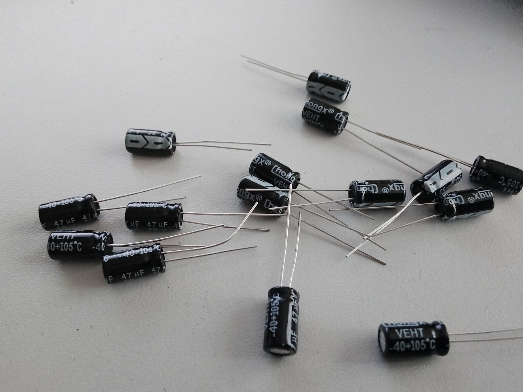 Componenti elettronici: Elektrolyt Kondensator 47uF 50V 5Stk – Nuovo (secondo la descrizione) da Luzern venduto da Salefactory