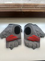Ungetragene Fahrradhandschuhe