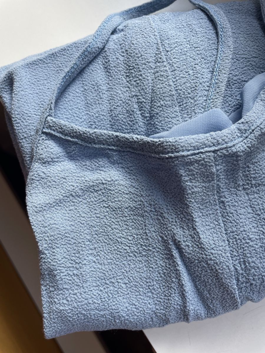 Top: Hellblaues Top mit offenem Rückenausschnitt, onesize – Nuovo (secondo la descrizione) da Zürich venduto da Carlajimena 5