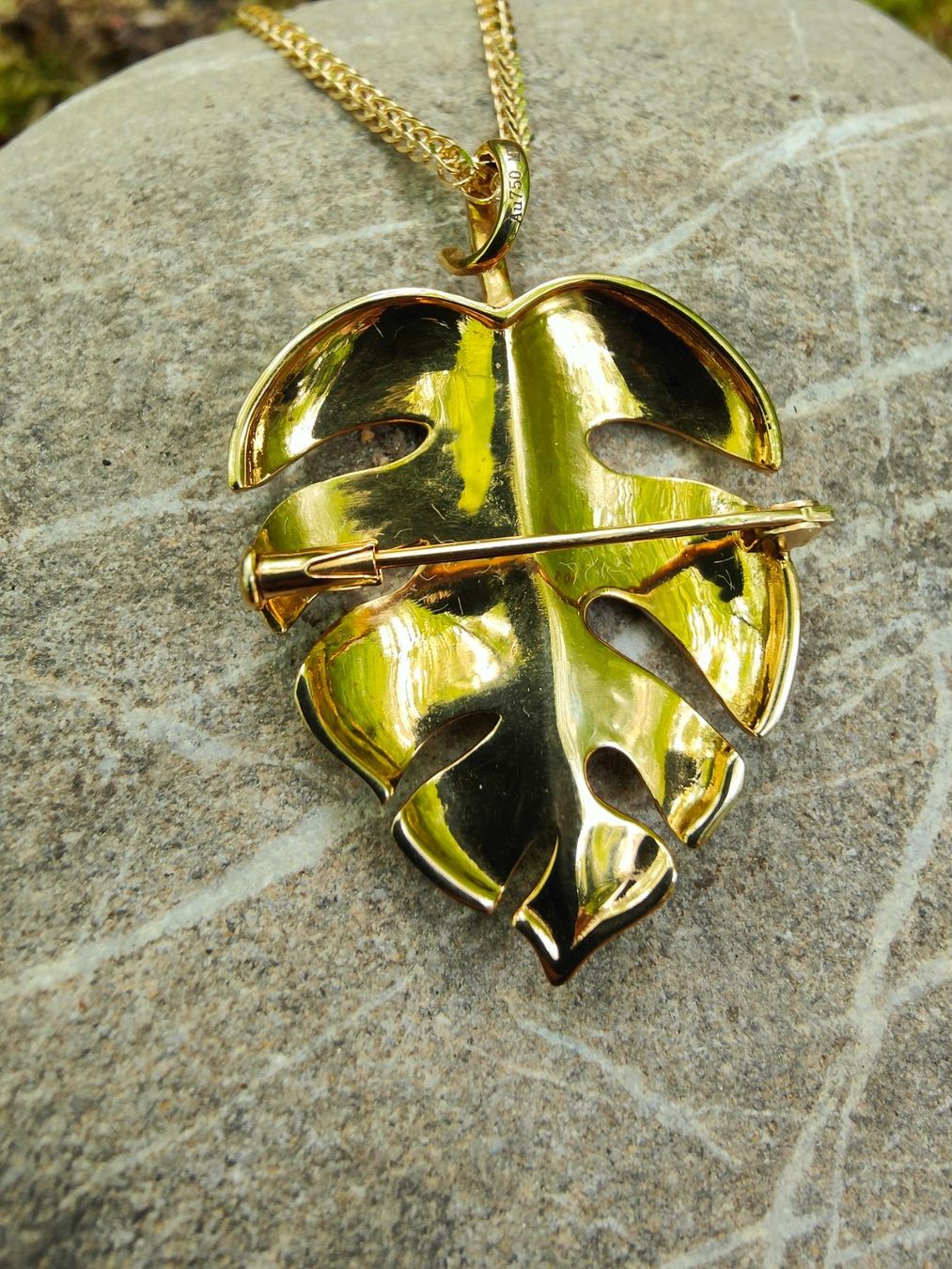 Anhänger: Anhänger/Brosche in Blatt-Form, 18K Gold – Neu und originalverpackt aus Rümlang von 21f 3