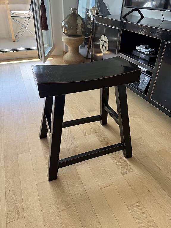 Hocker: Stilvoller Holz-Hocker in Schwarz – Gebraucht aus Zürich von cemkurcan 1
