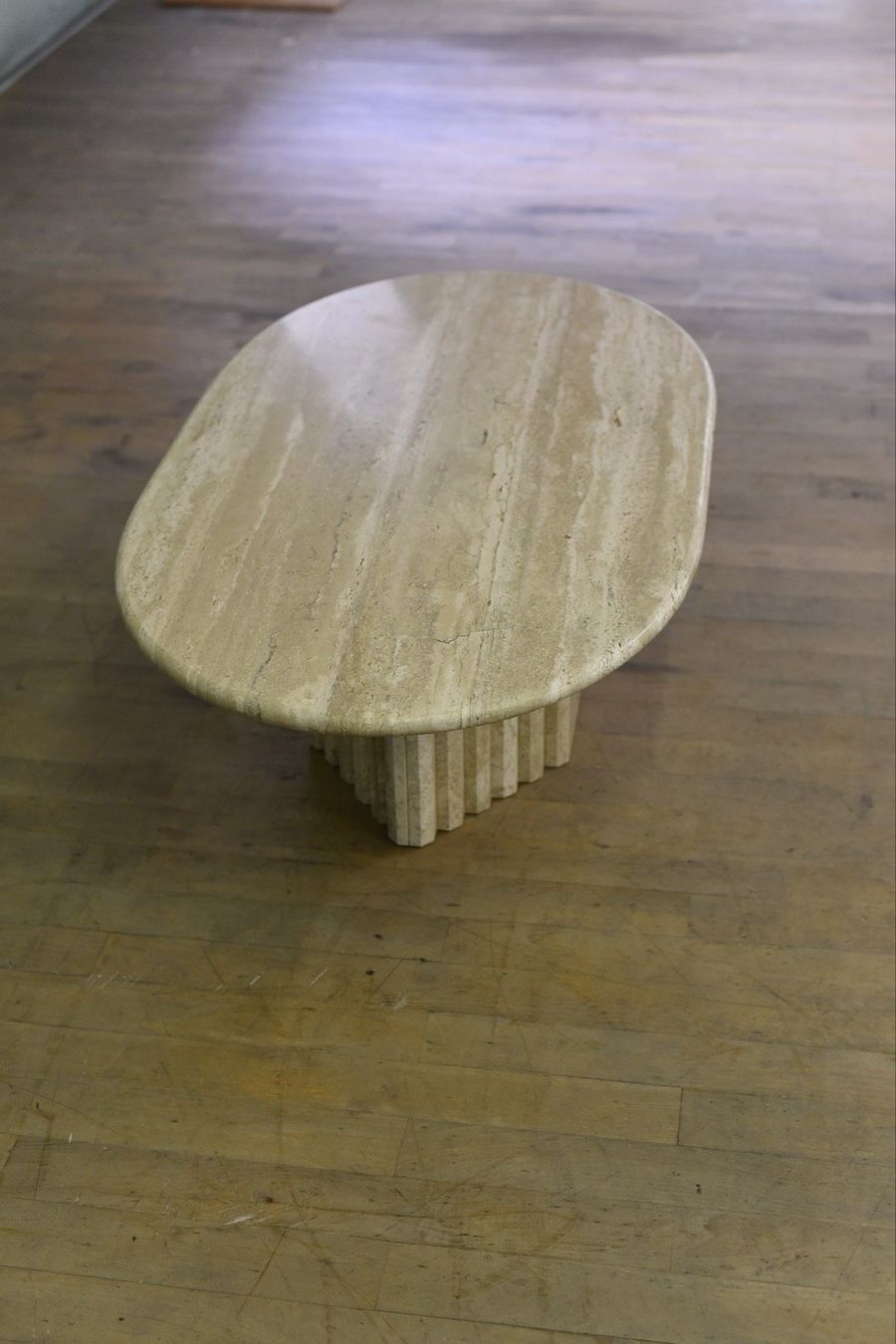 Tavoli: Designer ovaler Couchtisch aus Travertin – Usato da Lichtensteig venduto da UsedIN 7