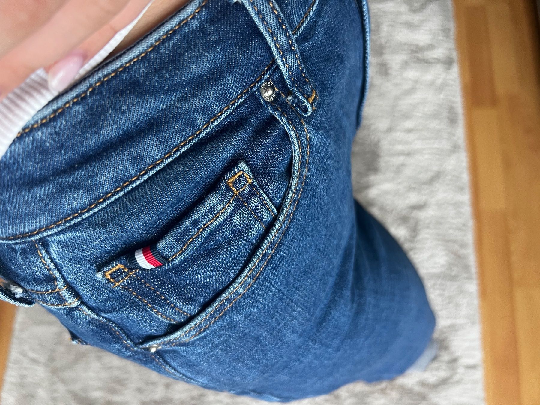 Tommy Hilfiger Jeans: Tommy Hilfiger Jeans, like new – Neu (gemäss Beschreibung) aus Sattel von Zlata1 6