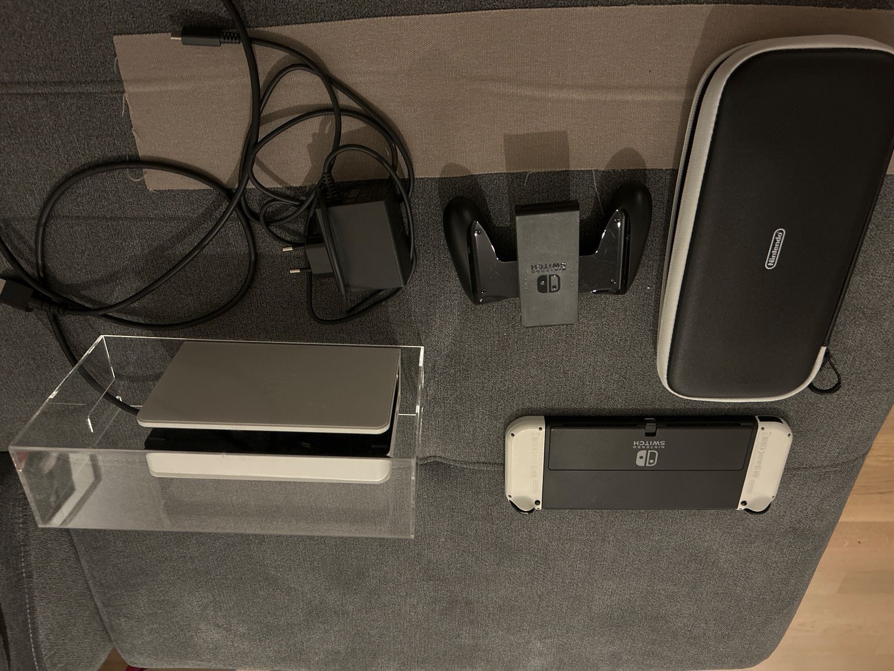 Nintendo Consoles: Nintendo Switch OLED mit Reisetasche & Staubabdeckung – D'occasion à Wallisellen par dus_5tjk