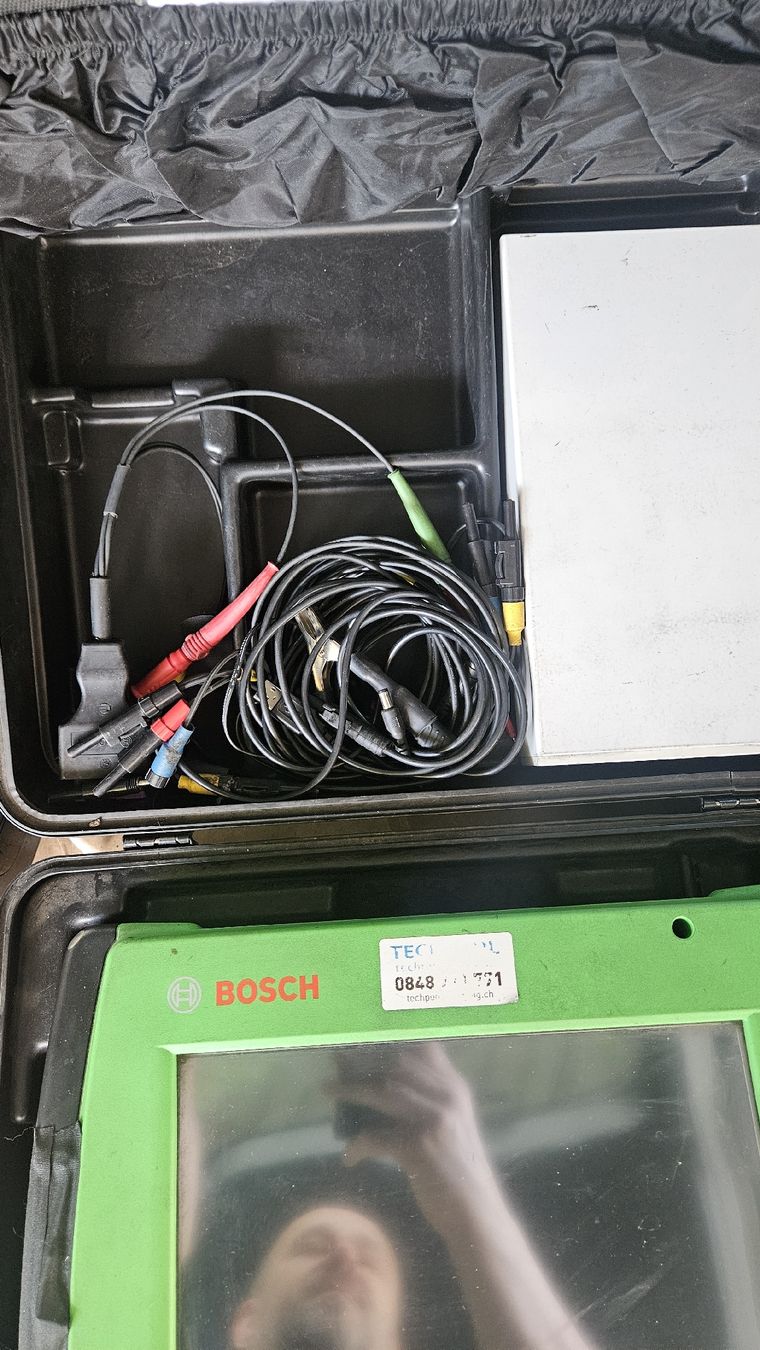 Bosch Misurare: BOSCH KTS 670 diagnostic device with case and cables – Difettoso da Sachseln venduto da laz_65cg 2