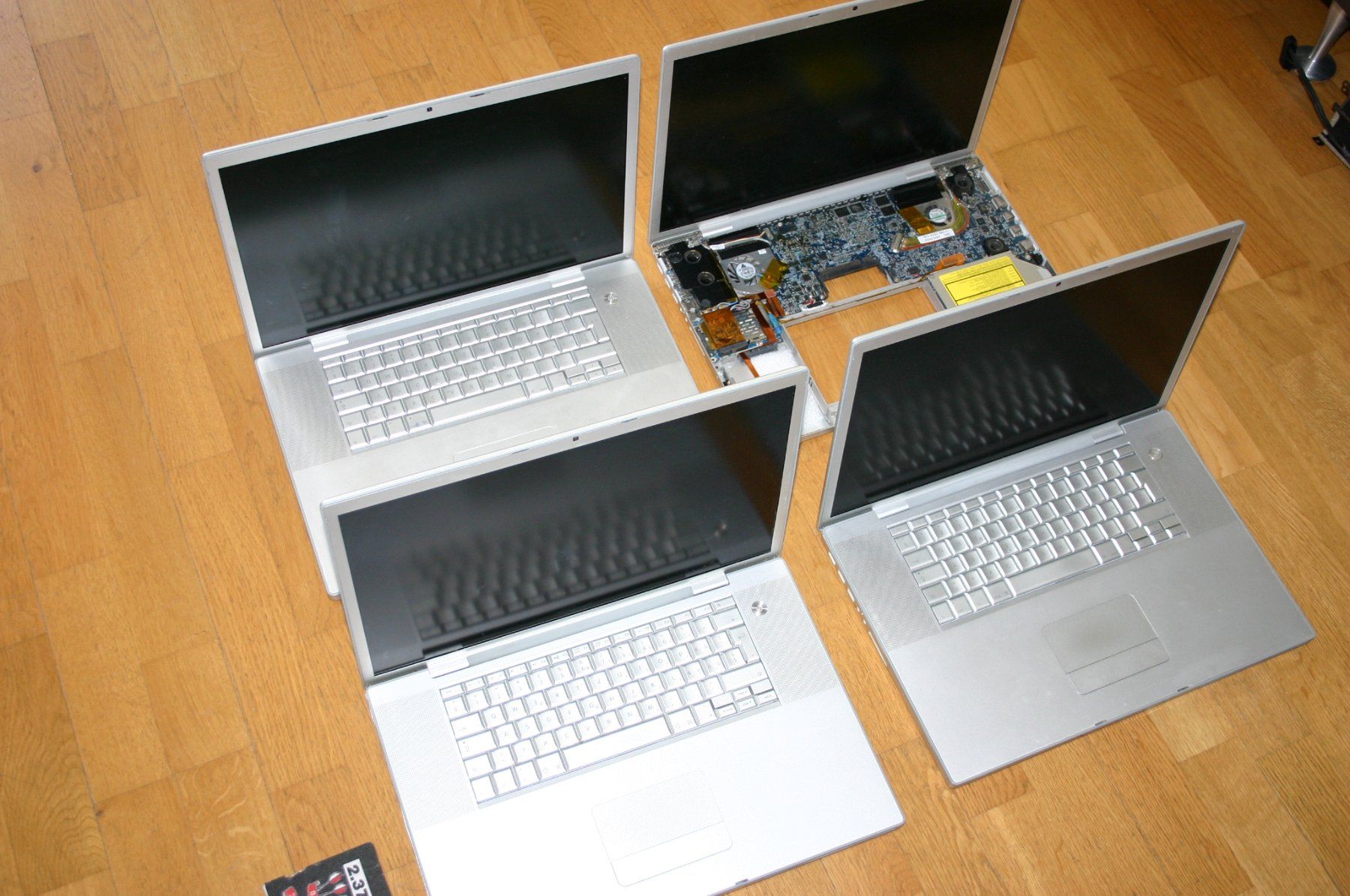 Apple Notebook: 4 defekte 17Zoll MacBooks – Difettoso da Stettlen venduto da Bigjm 2