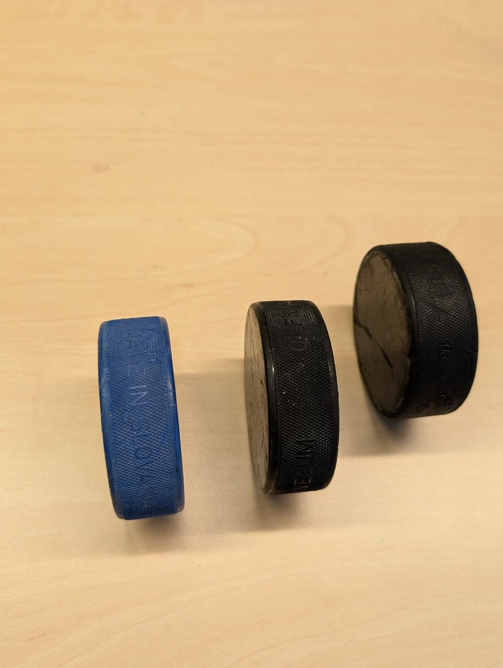 Palloni: Eishockey-Pucks – Usato da Embrach venduto da bh80bHugi 2