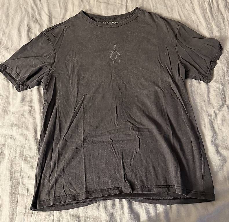 T-Shirts: Review T-Shirt schwarz mit Print  – Gebraucht aus Wädenswil von dom_pz5d