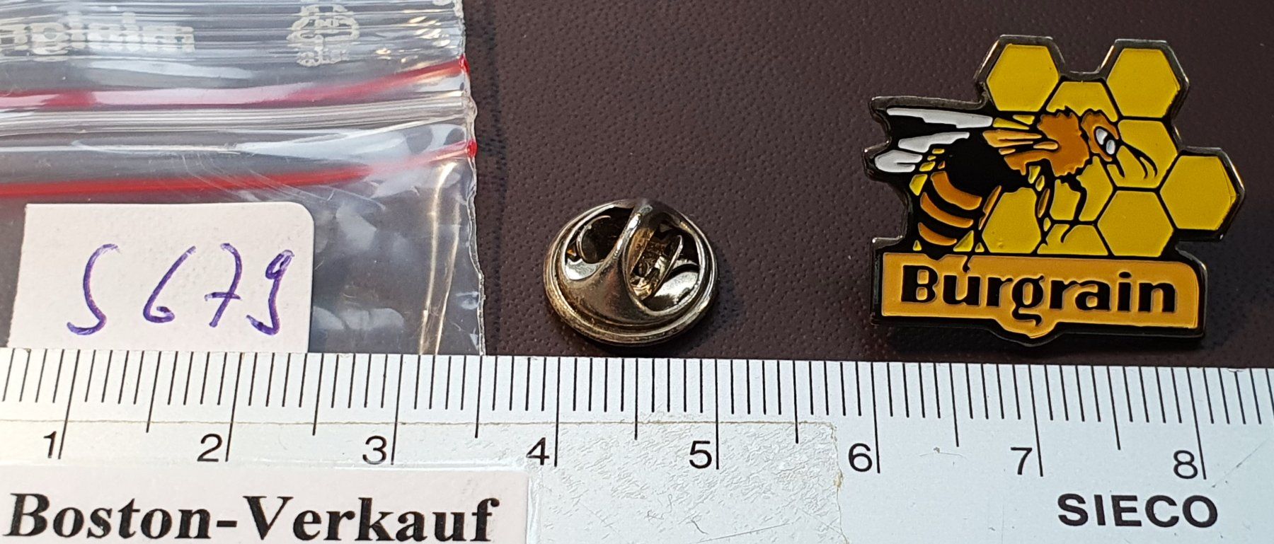 Placchette & Badge: S679 - Pin Biene Waben Burgrain – Usato da Reinach BL venduto da Boston-Verkauf 1