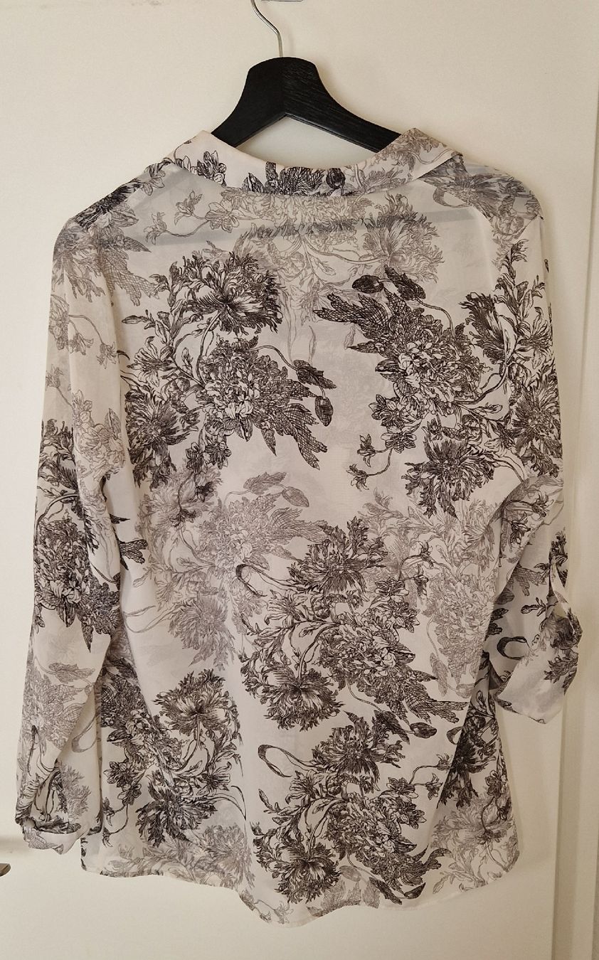 Blusen: Elegante Bluse mit Blumenmuster, Gr. 38 – Gebraucht aus Andermatt von nin_ks9v 1