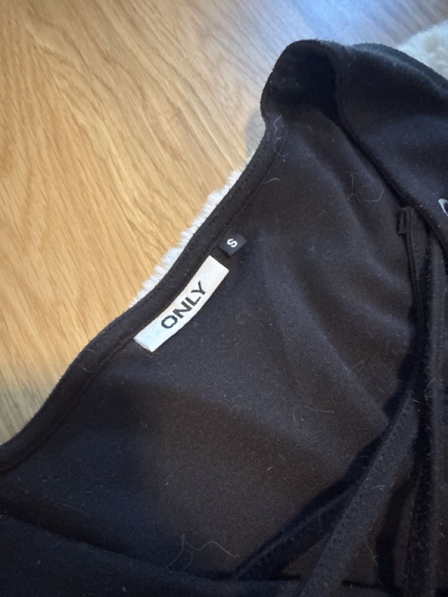 Only Vestiti: Only Kleid Schwarz mit Schnüren vorne – Usato da Sevelen venduto da Shelly 1
