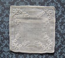 Puppenkissen für Puppenstube 6 x 6 cm Seidenstoff Handarbeit