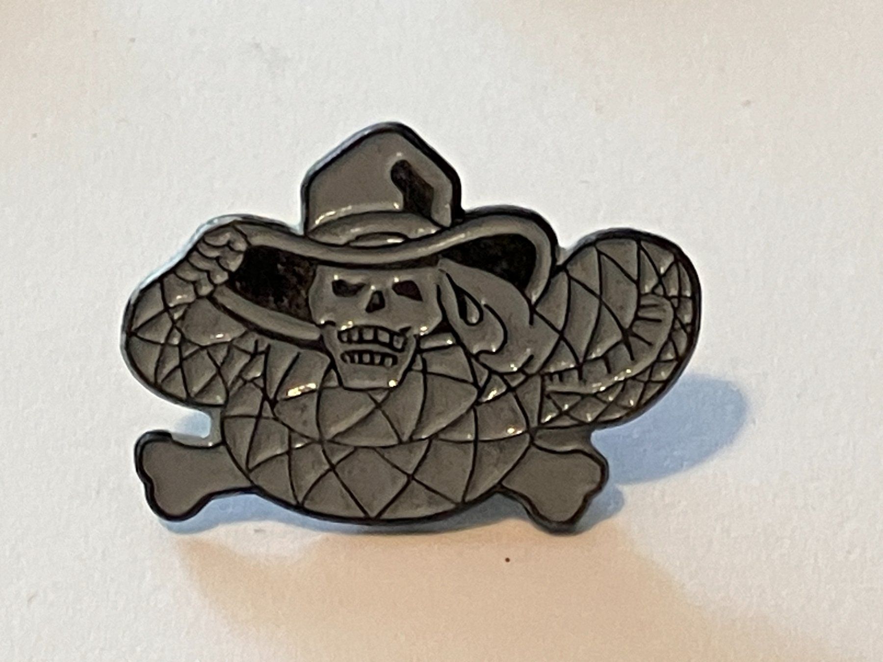 Placchette & Badge: 1 Pin Totenkopf mit Hut – Usato da Basel venduto da djwwpp