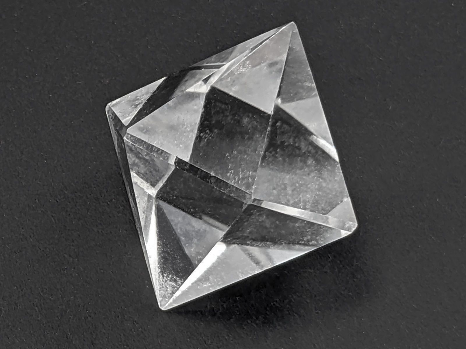 Minerali & Pietre curative: Hexagonal Bergkristall Bipyramide 30mm – Nuovo e nell'imballaggio originale da Meilen venduto da StoneGarden
