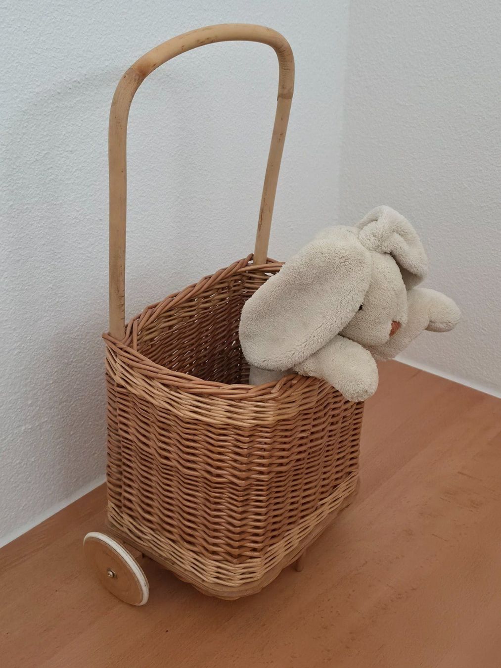 Spielzeuge: Herziges Postiwägeli, Einkaufswagen aus Korb – Gebraucht aus Waltenschwil von Frederik0 1