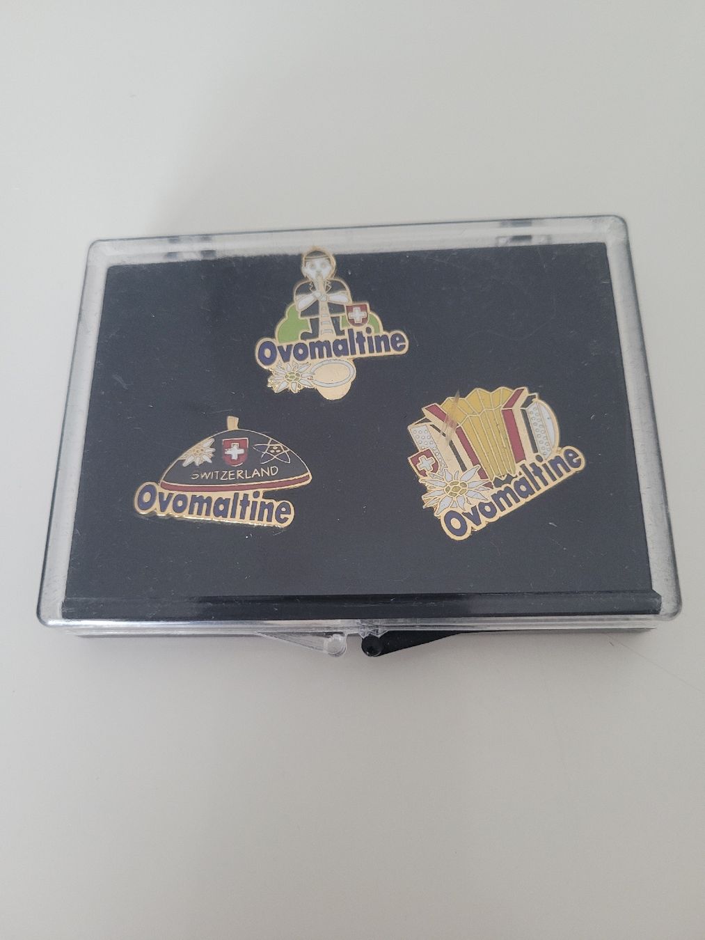 Ovomaltine Placchette & Badge: Collection Pins Ovomaltine en coffret – Nuovo e nell'imballaggio originale da Morges venduto da PascRoch 1