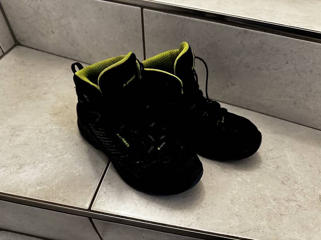 Lowa Scarpe per ragazzi: Lowa Wanderschuhe Gr. 33 – Usato da Jegenstorf venduto da Zwirbel80