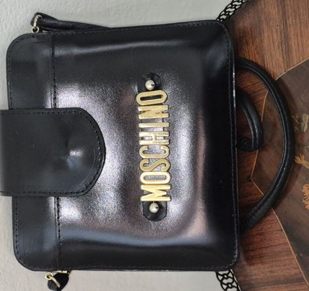 Borsa Moschino nera usata con logo dorato