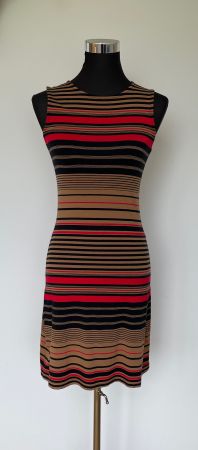Figurbetontes, eng anliegendes Streifenkleid