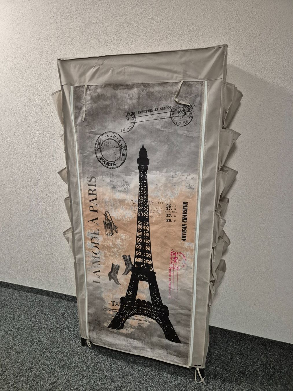 Regale: Schuhregal mit Stoffbezug Paris Design – Gebraucht aus Adlikon b. Andelfingen von Chili686