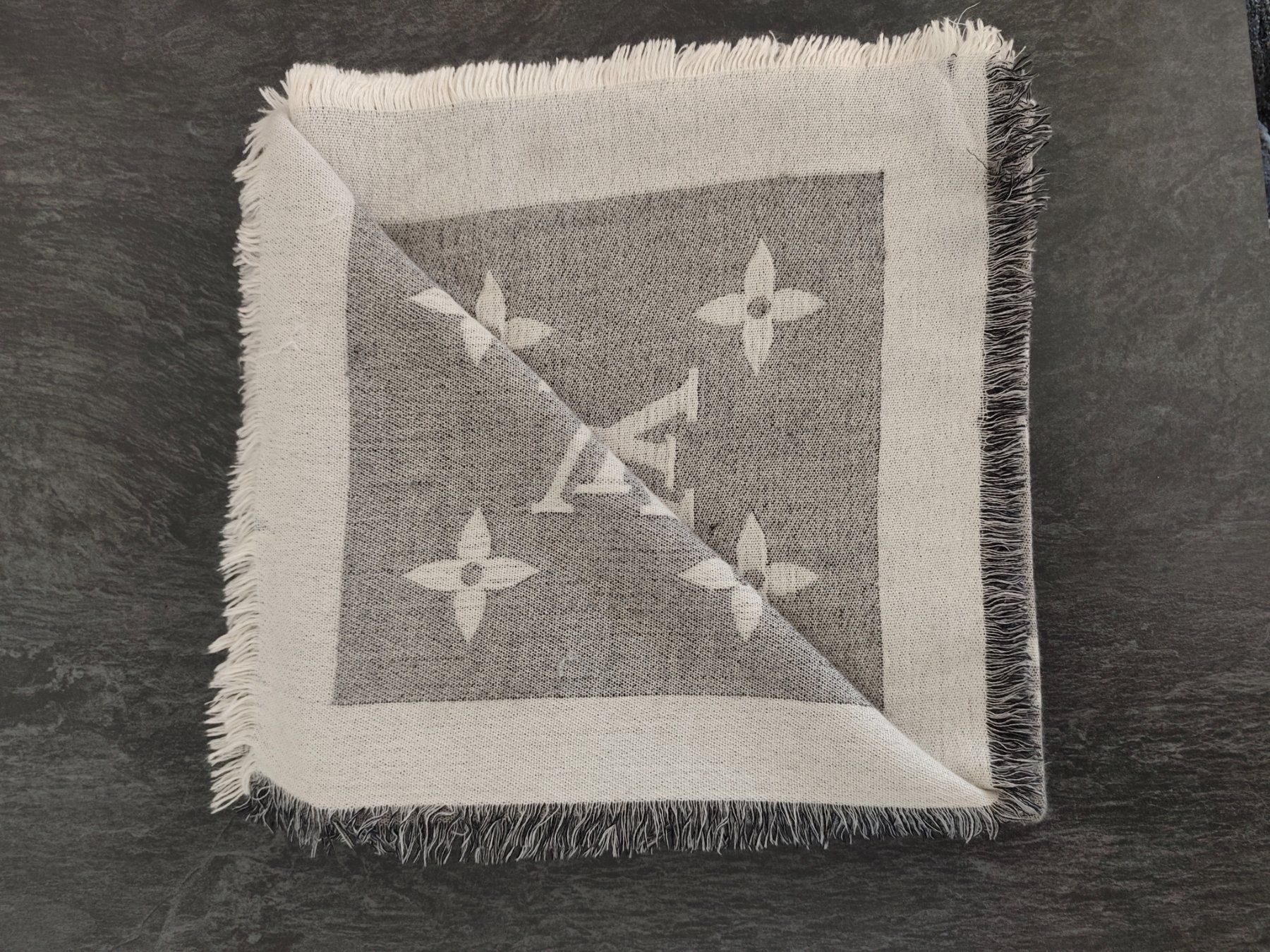 Louis Vuitton Foulard & Sciarpe: Louis Vuitton Chale cashemire – Usato da Martigny venduto da Vintage-23 4