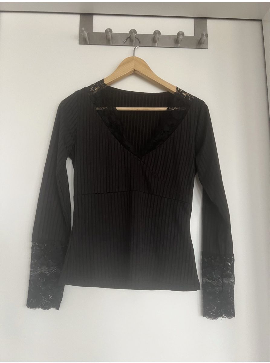 Maglioni & Felpe: SCHWARZES LANGARMSHIRT MIT SPITZE GRÖSSE M – Nuovo (secondo la descrizione) da Dübendorf venduto da ali_g7p8