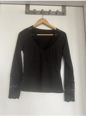 SCHWARZES LANGARMSHIRT MIT SPITZE GRÖSSE M