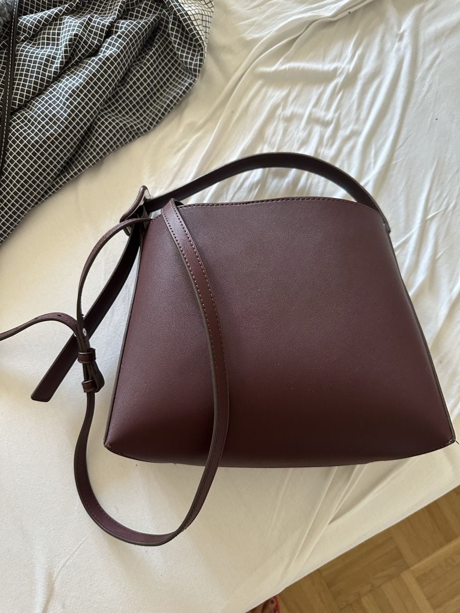 Mango Taschen für Damen: Handtasche dunkelrot gut erhalten 25cm – Gebraucht aus Urtenen-Schönbühl von claudiasteiner