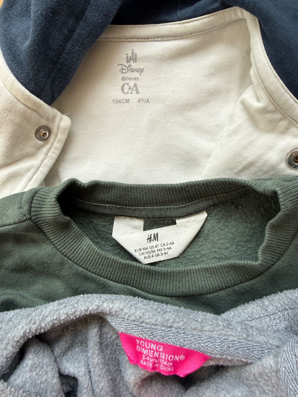 Pullover & Sweatshirts: Kleiderpaket Mädels, Grösse 104 - Pullover (x3) - Disney – Gebraucht aus Baden von polveres 4