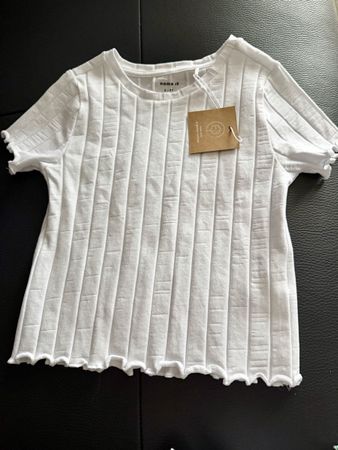 TEE shirt neuf Name it de chez Manor taille 122-128 . 7/8ans