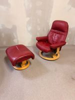 Drehbarer Stressless Sessel aus Leder mit Hocker rot (S/M)