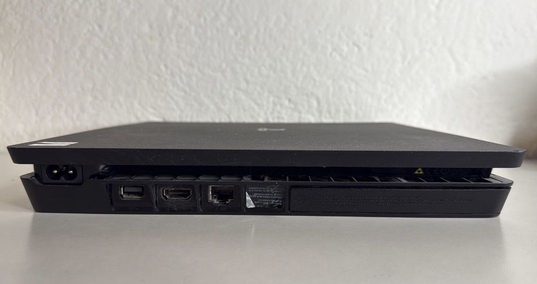 Sony Console: PlayStation 4 Slim 1TB +2 Controllers +Dual Charging Station – Usato da Ehrendingen venduto da bubulence 2