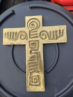 Metallenes, modernes Kreuz