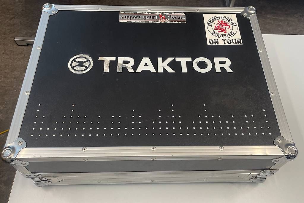 Platines de mixage: DJ Controller Traktor Kontrol S4 MK1 inkl. Flightcase – D'occasion à Winterthur par mar_7tr9 2
