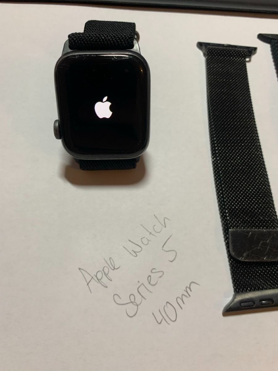 Apple Smartwatch: Apple Watch Series 5 40mm + 2 Extra Straps – Usato da Aesch ZH venduto da Odielein
