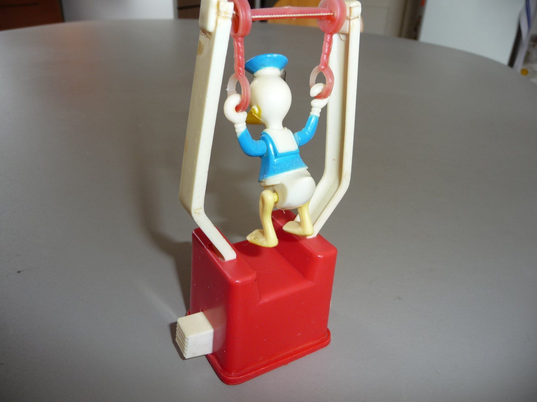Disney Statuette: Donald Duck am Turngerät  alt – Usato da Neftenbach venduto da sorge 2