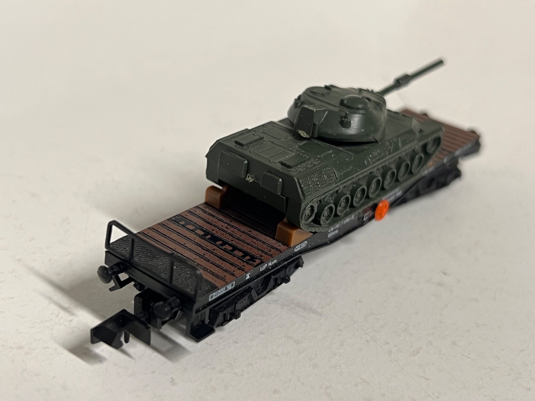 Arnold Modellini di ferrovie: Arnold Spur N Flachwagen beladen mit Panzer – Usato da Neuenhof venduto da ludovicco 3