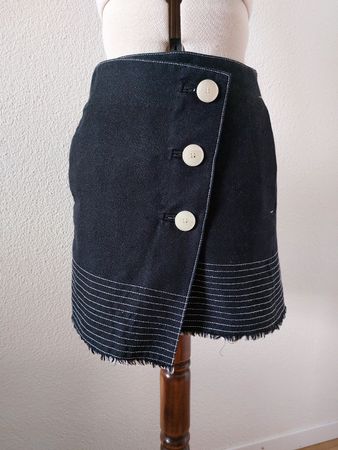 MNG Suit Jupe kurz schwarz mit Knöpfen Grösse 38