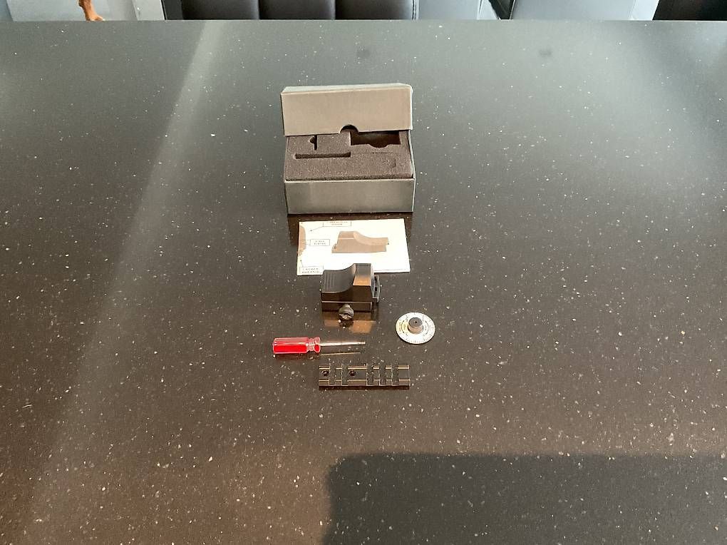 Feldstecher: SUTTER RED DOT – Neu und originalverpackt aus Airolo von Bagul
