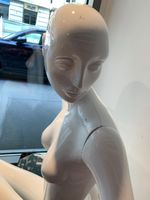 Schläppi Schaufensterpuppe weiblich sitzend weiss