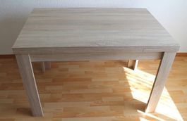Schöner Tisch zum Ausziehen mit Sonomaeichendekor