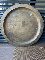 Grande vassoio orientale antico in ottone inciso  Ø 89 cm