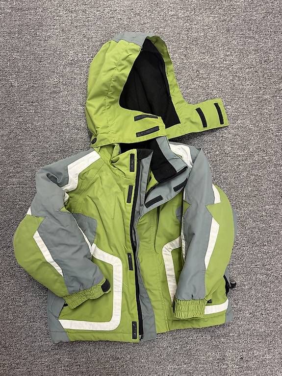 Vestes & Manteaux: Kinder Winterjacke Grösse 98 – D'occasion à Wiesendangen par patih