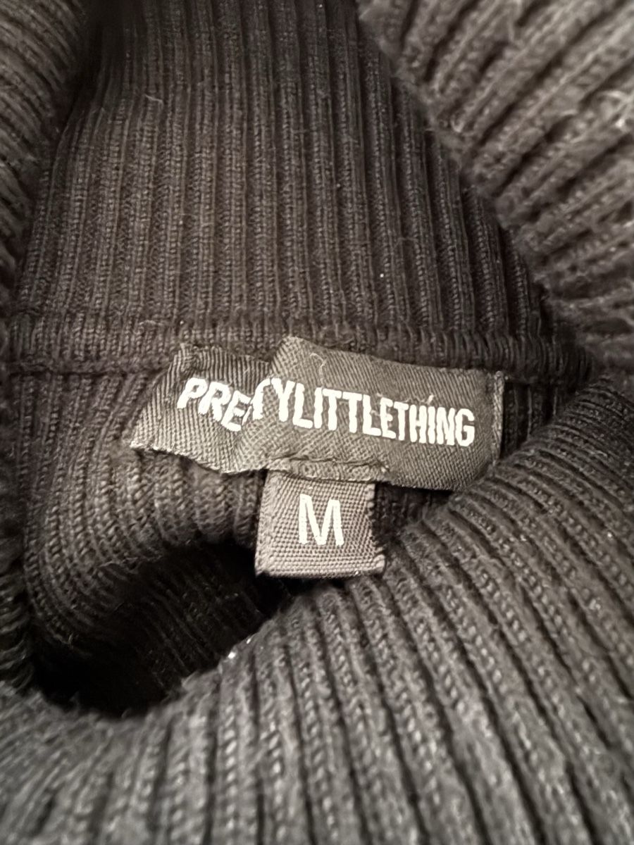 Top: Pull noir PrettyLittleThing taille M – Usato da Fribourg venduto da Mya_Asb 1