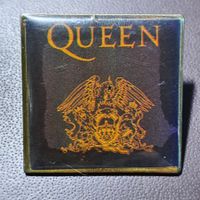 Q734 - Pin Musik Schallplatten LP Emblem QUEEN