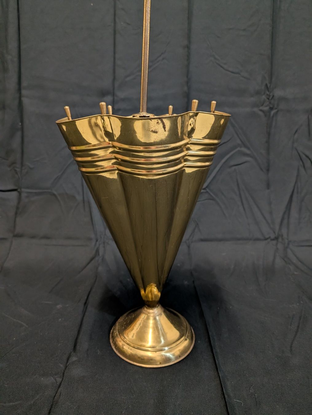 Altri mobili per ufficio: Vintage Schirmständer Regenschirm-Form Messing-Optik – Usato da Wiezikon b.Sirnach venduto da Romsche 1