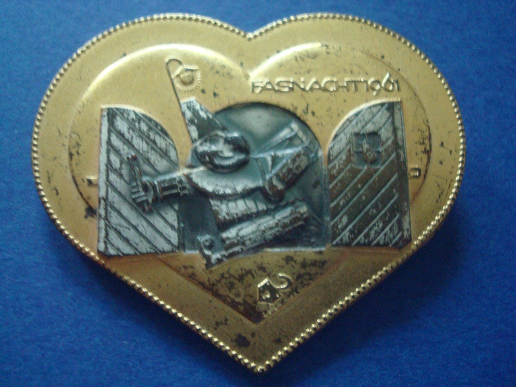 Placchette & Badge: Plakette Gold 1961 – Usato da Riehen venduto da Baerewaegli