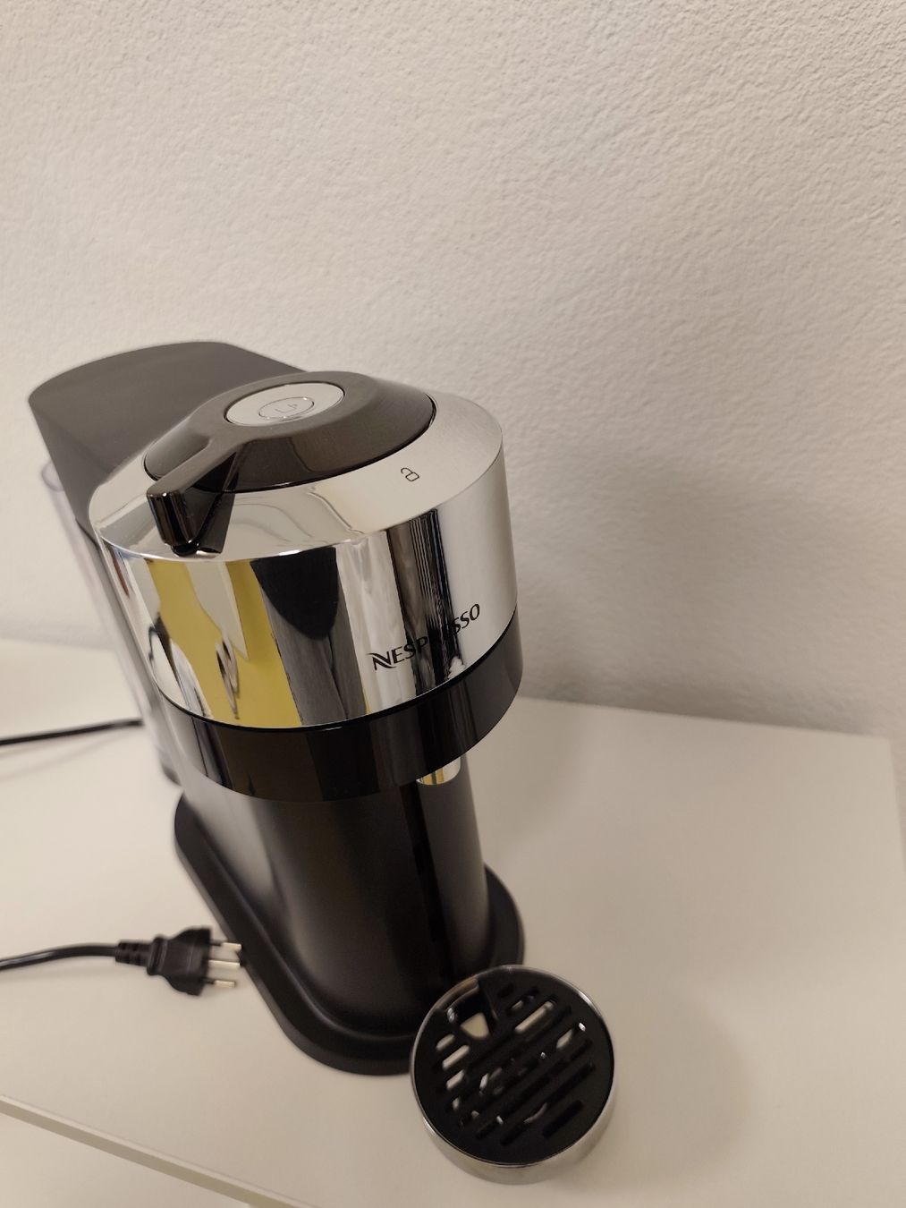 Nespresso Macchine per caffè & Macchine per espresso: Nespresso Vertuo Next Coffee Machine, Great Condition. – Usato da Bolligen venduto da brown_bear 1