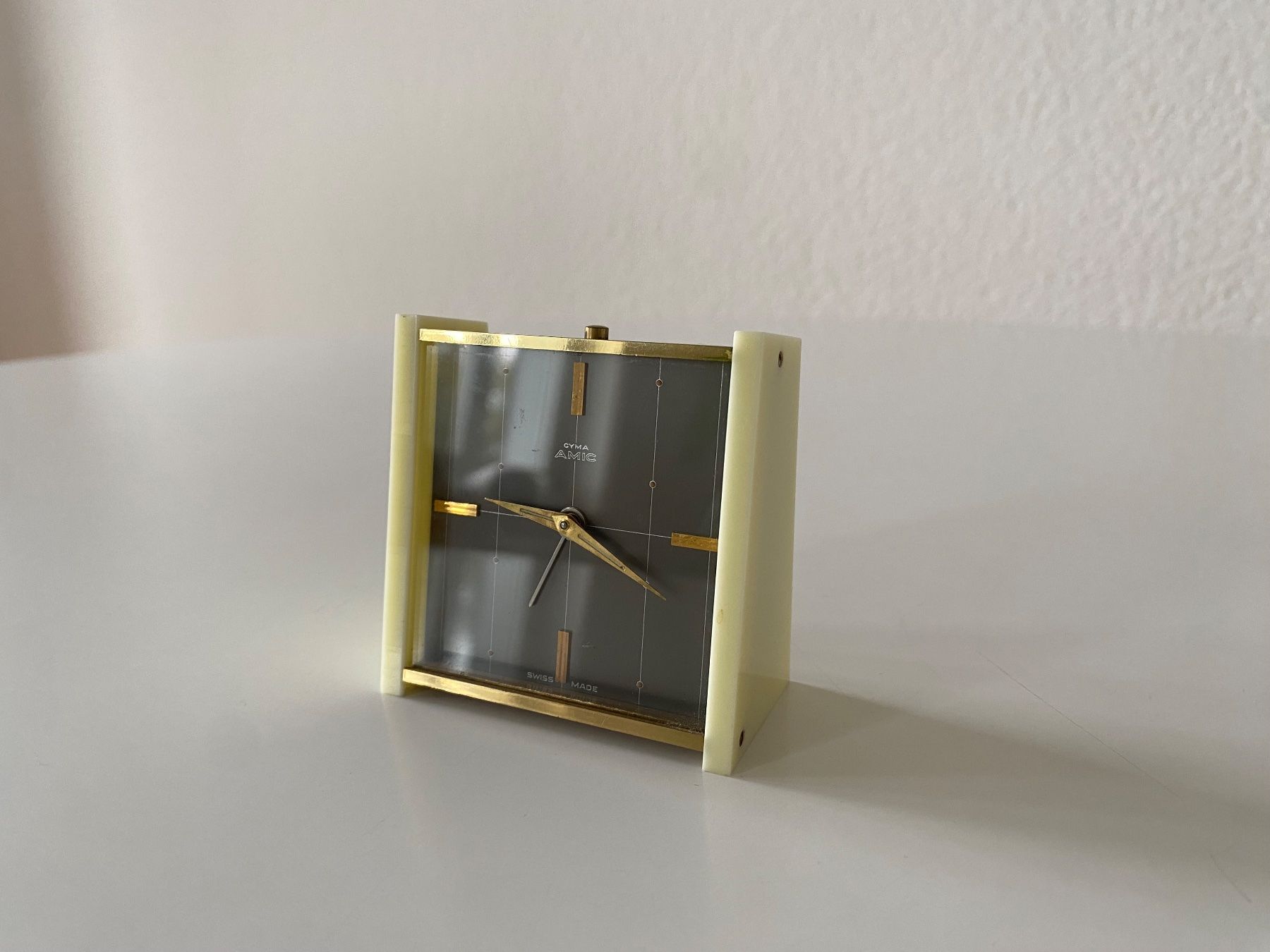 Cyma Sveglie: Cyma Amic Mid-Century Wecker – Usato da Basel venduto da curated_finds